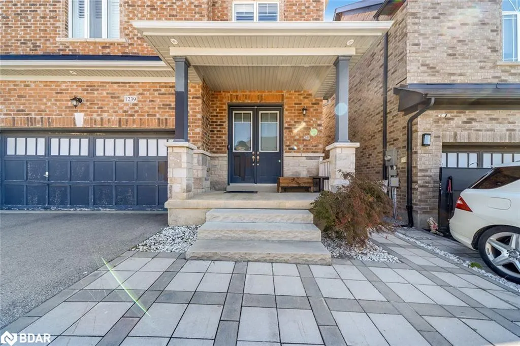 1239 Peelar Crescent