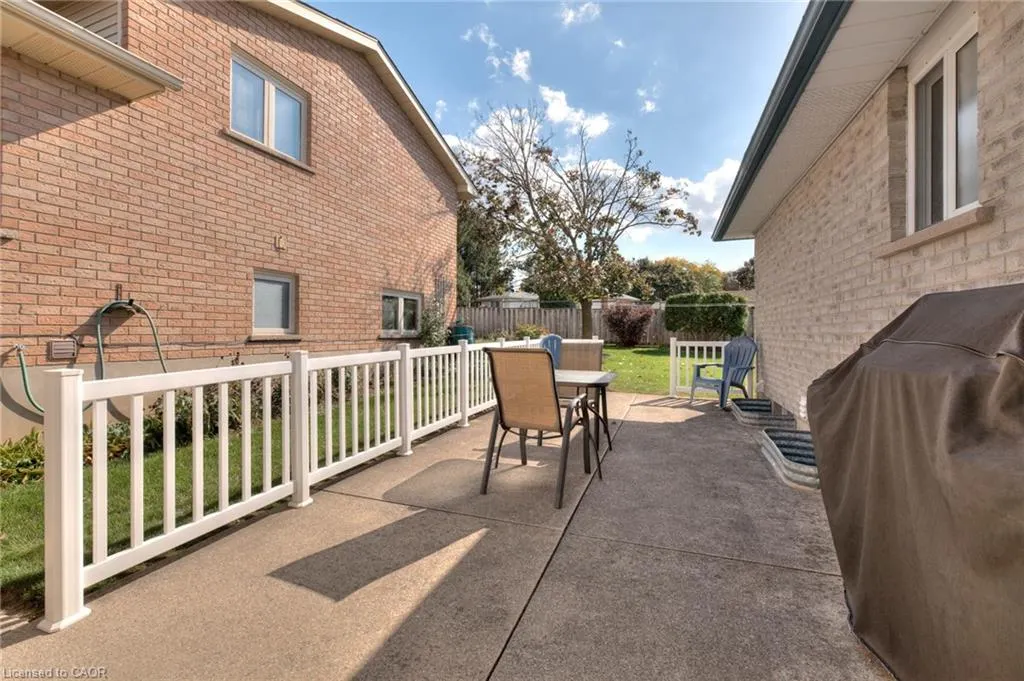 621 Sprucehurst Crescent