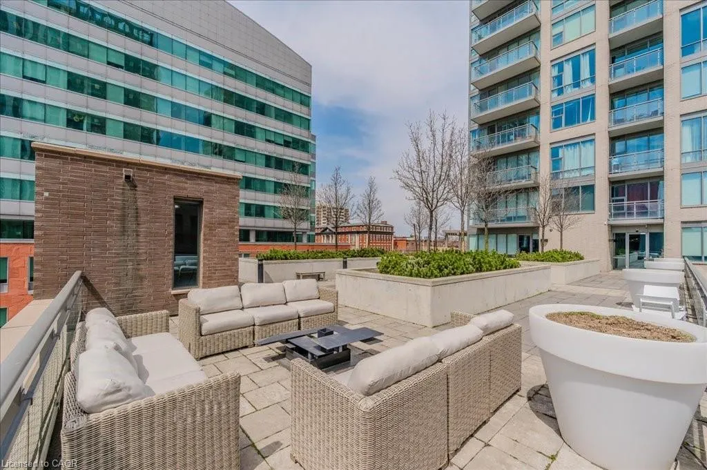 85 Duke Street W, #1702