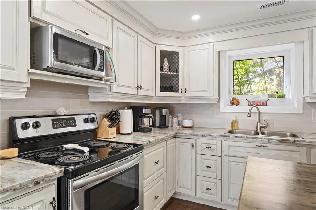 8 15th Avenue