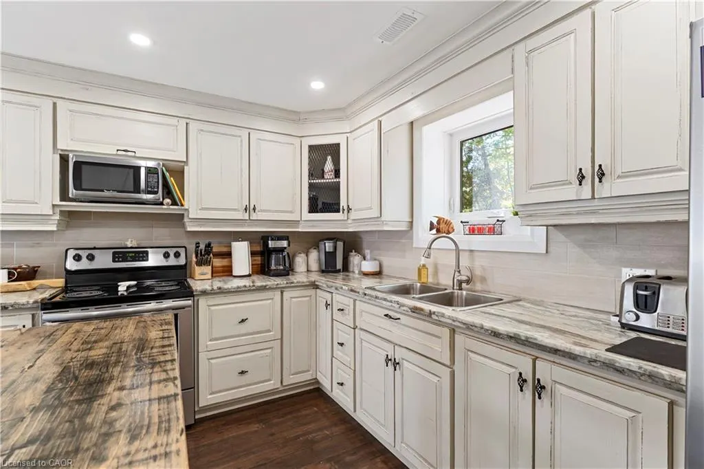 8 15th Avenue