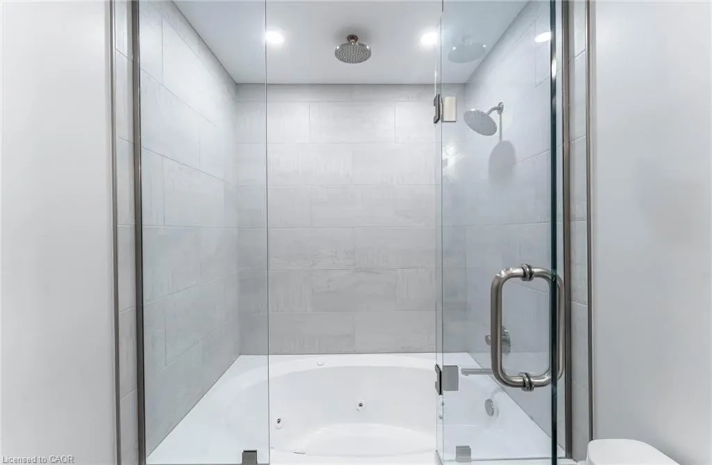 67 Caroline Street S, #17C