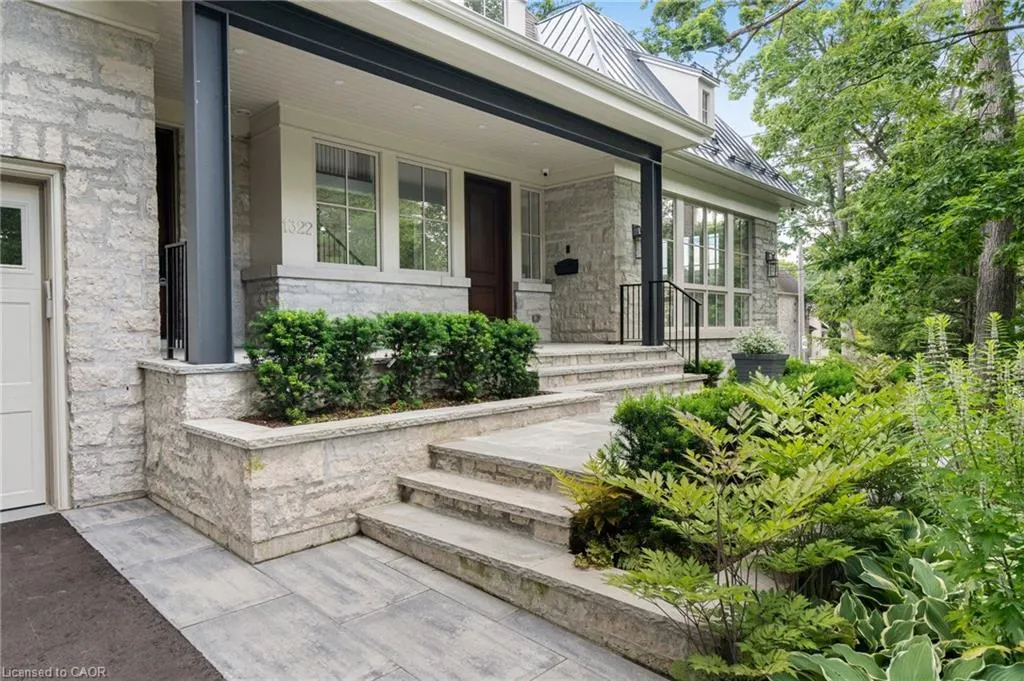 1322 Minaki Road
