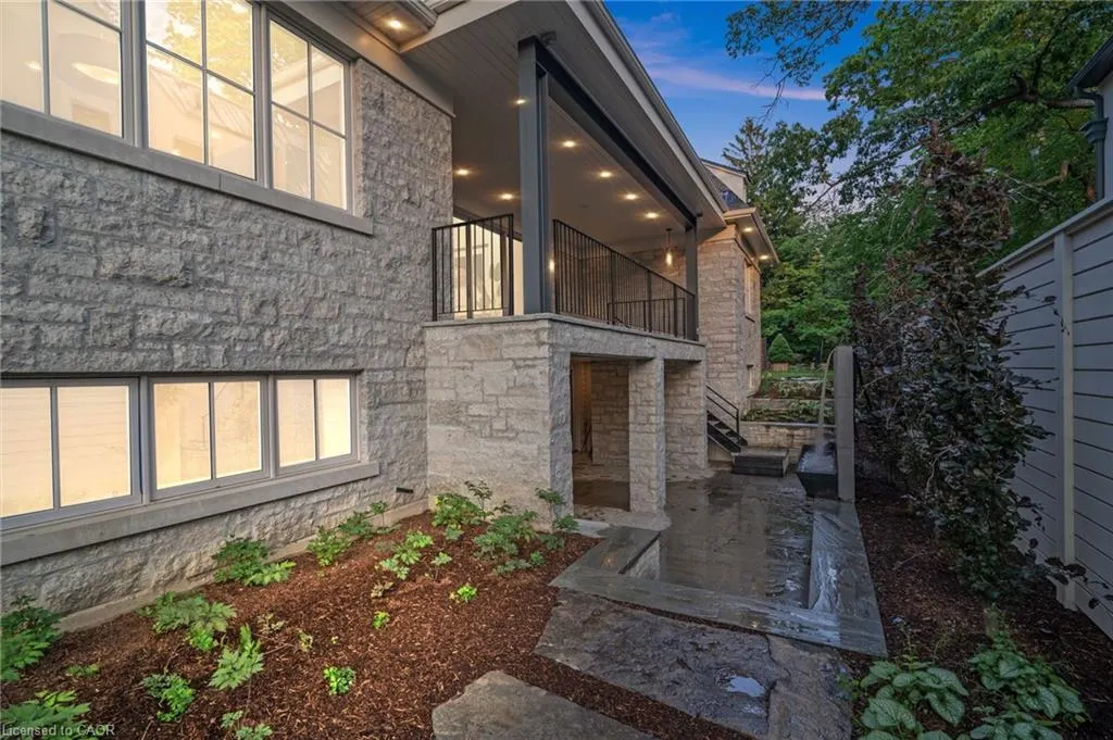 1322 Minaki Road