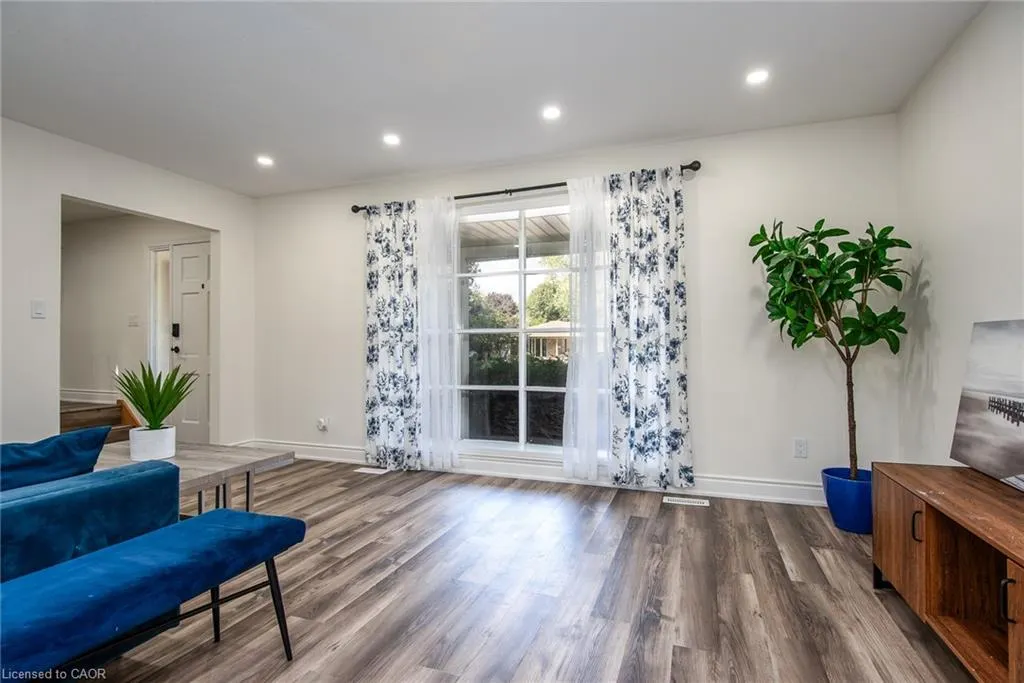389 Dunvegan Drive