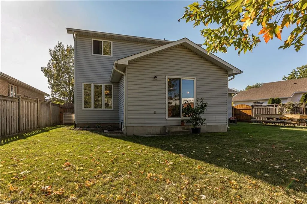 33 Oak Crescent