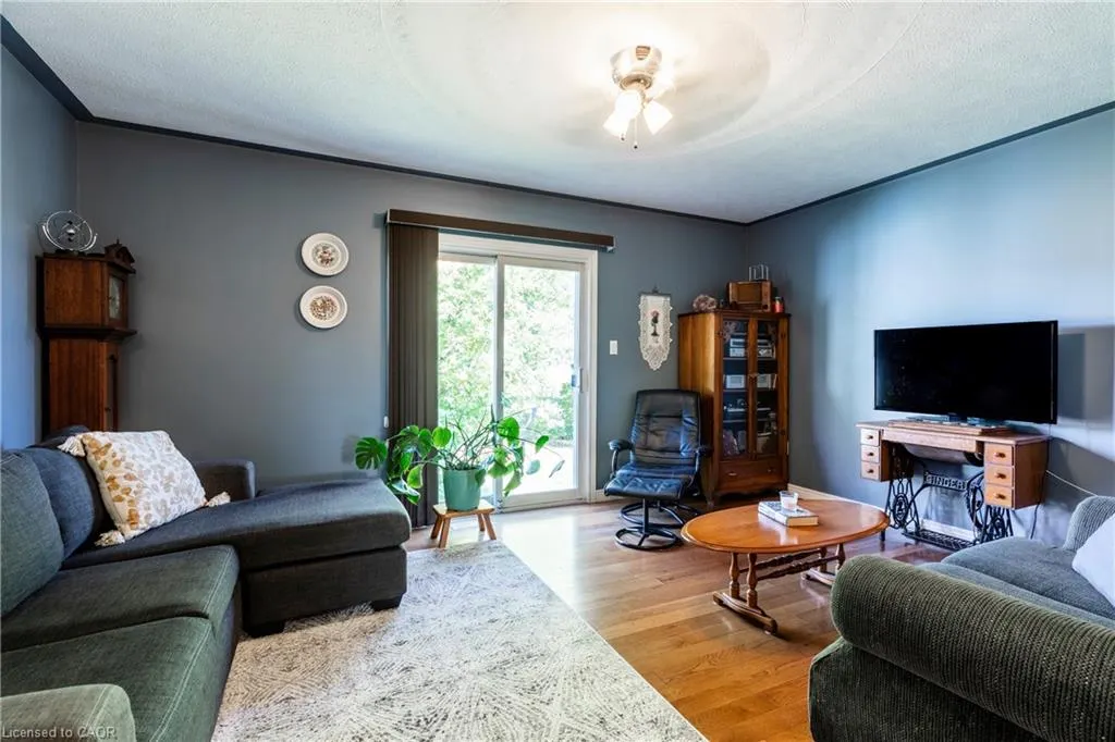 33 Oak Crescent