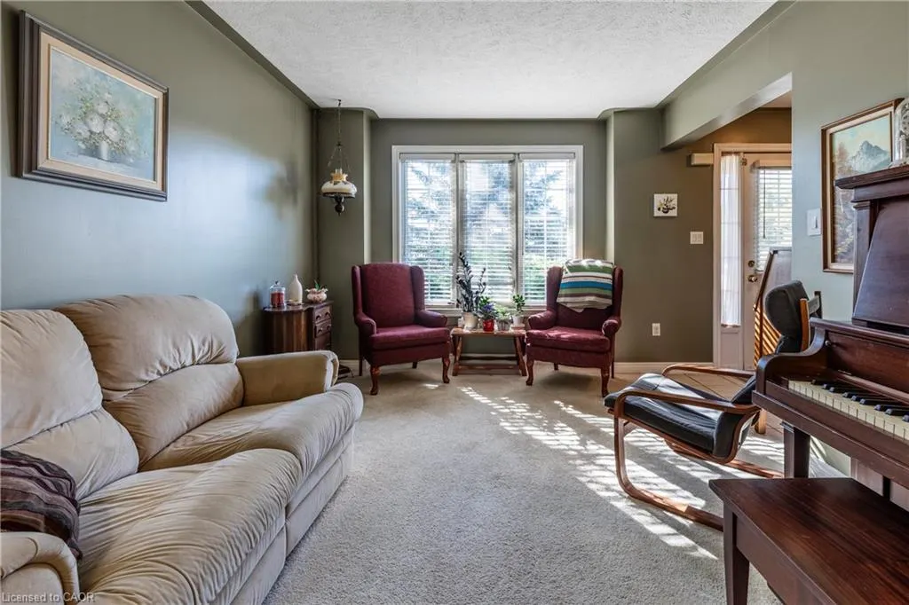 33 Oak Crescent