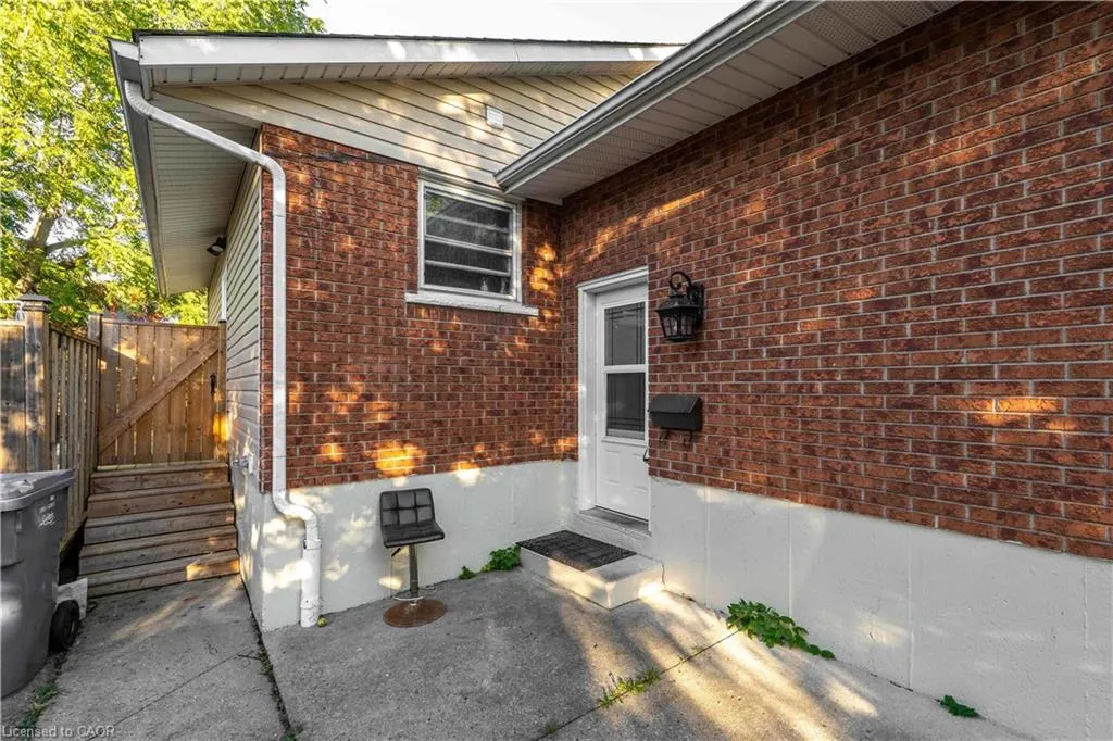 41 Alma Street N