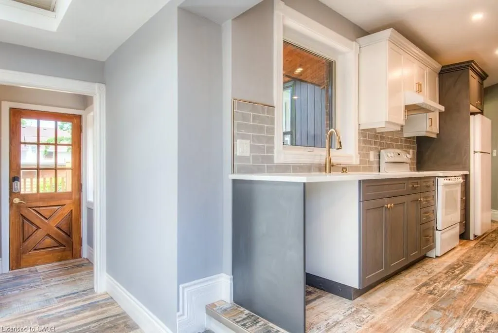 16 Wellington Street N, #2