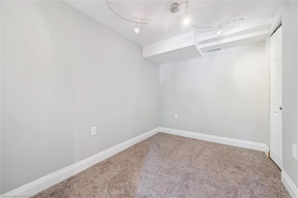 31 Parkland Crescent