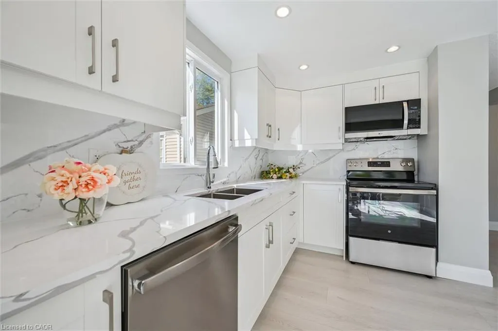 31 Parkland Crescent
