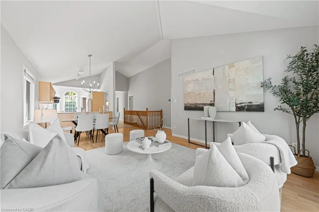 432 Sandbanks Crescent