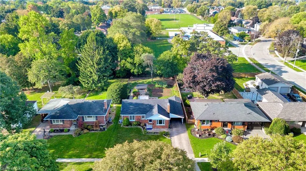 32 Hillier Crescent