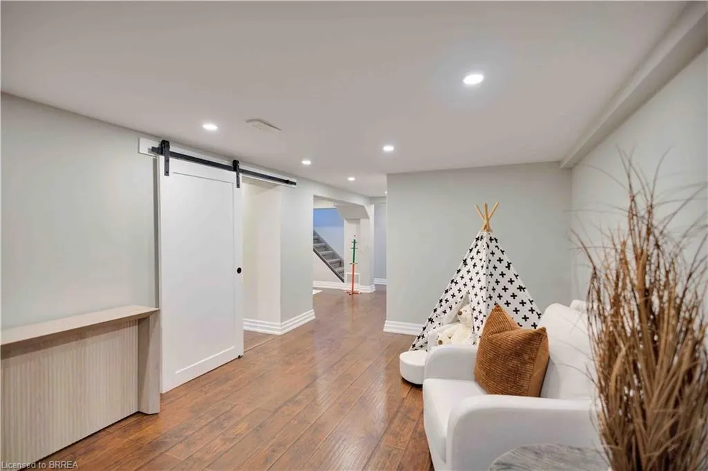 32 Hillier Crescent