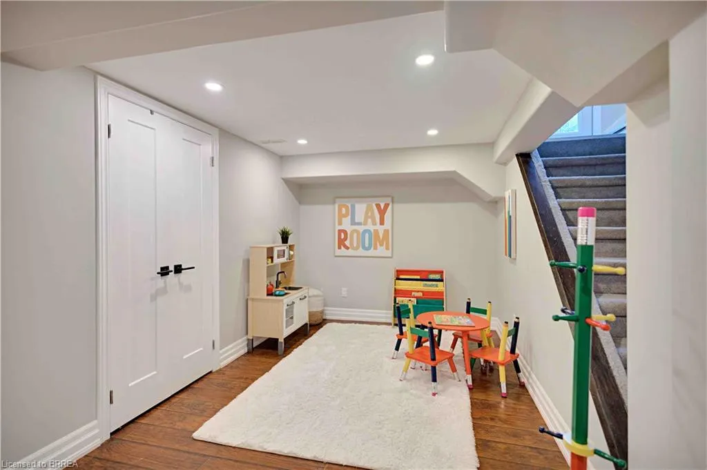 32 Hillier Crescent