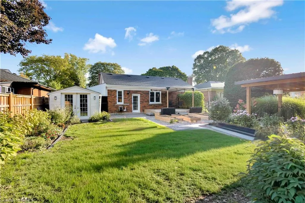 32 Hillier Crescent