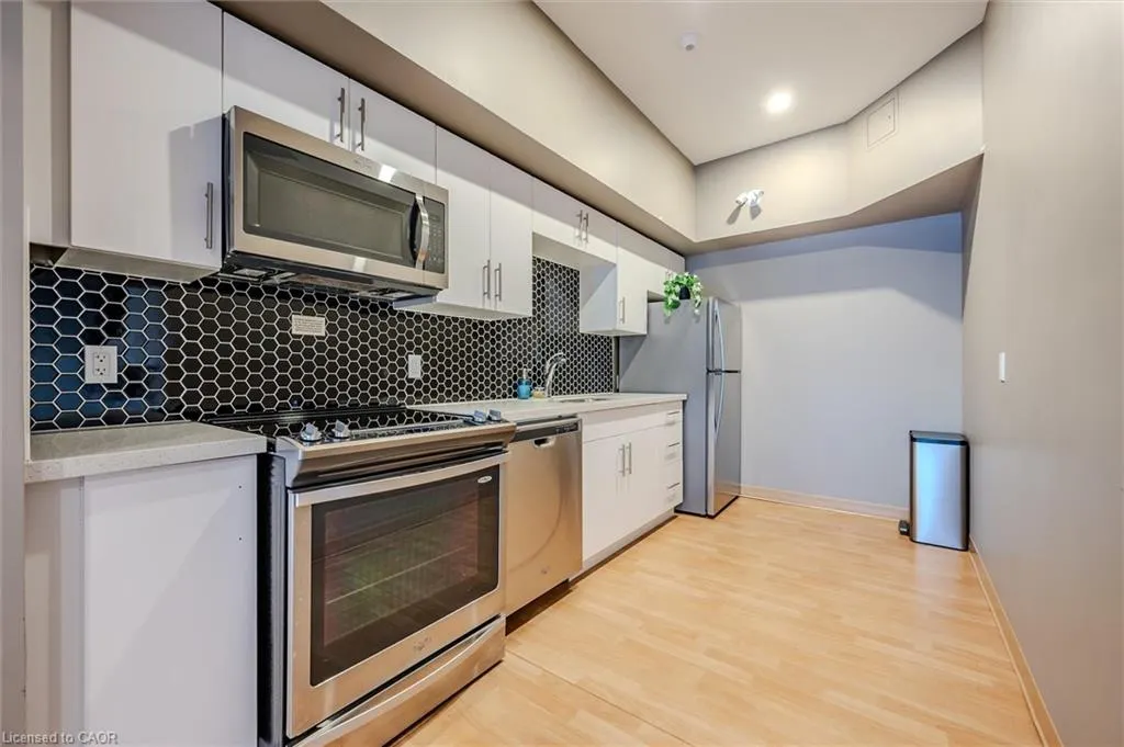 690 King Street W, #622