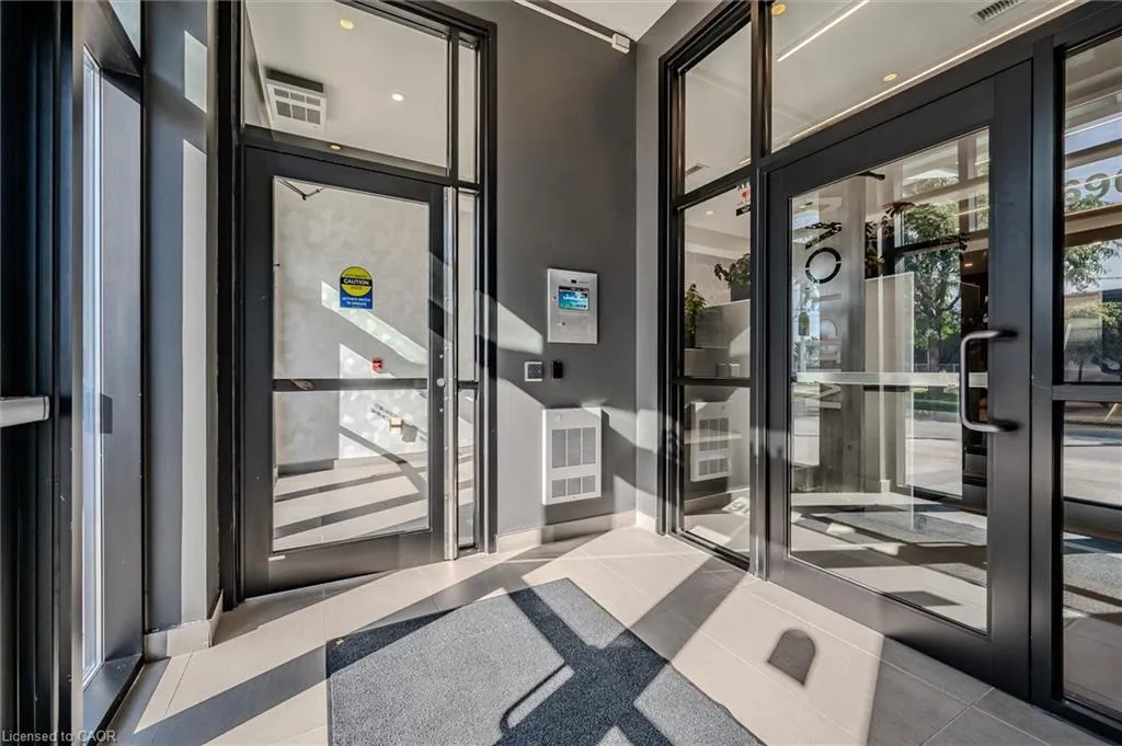 690 King Street W, #622