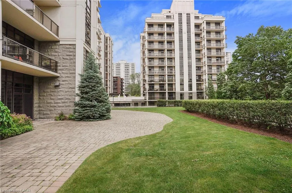 90 Charlton Avenue W, #304
