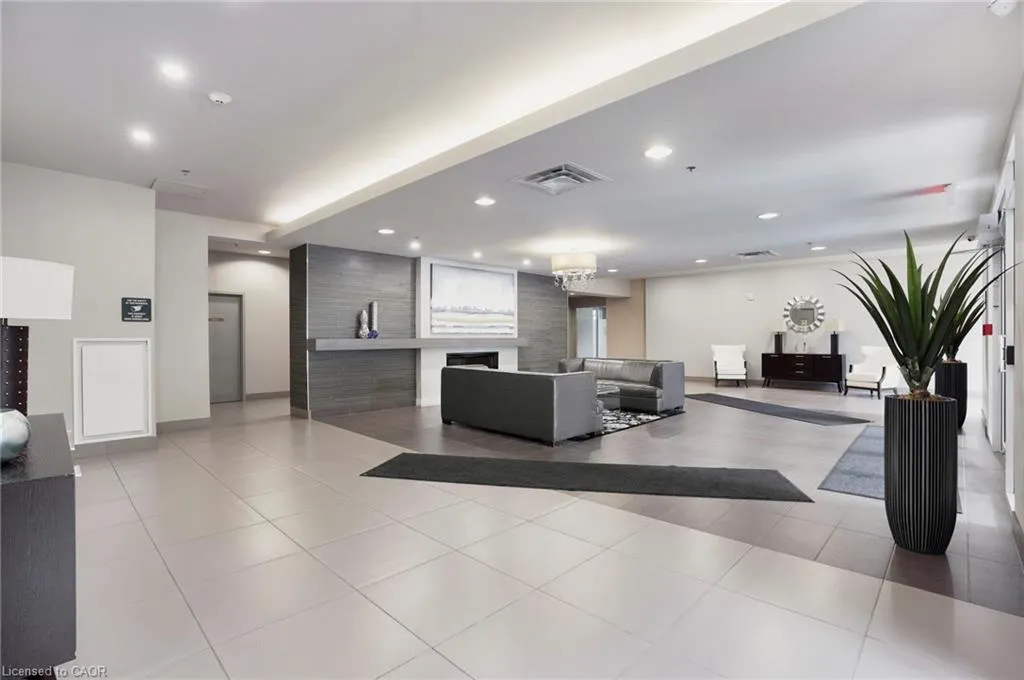 90 Charlton Avenue W, #304