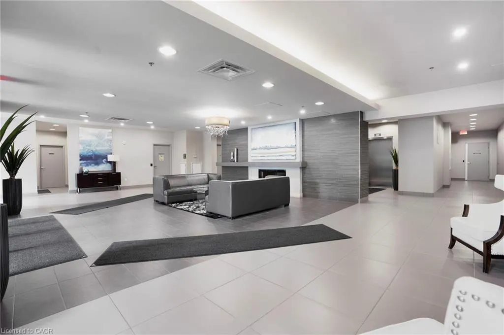 90 Charlton Avenue W, #304