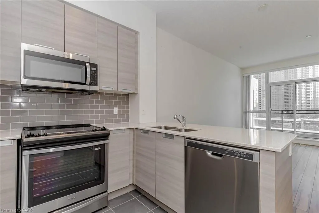 75 Eglinton Avenue W, #302