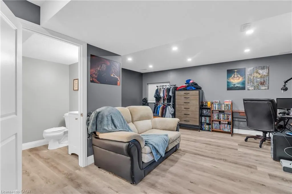 49 Meadowridge Street