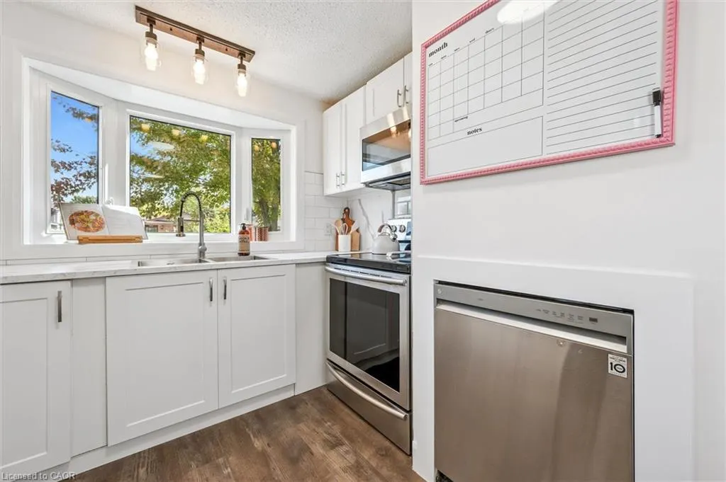 10 Broken Oak Crescent