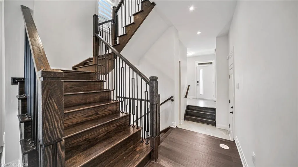102 Settlers Road E
