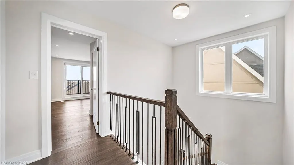 102 Settlers Road E