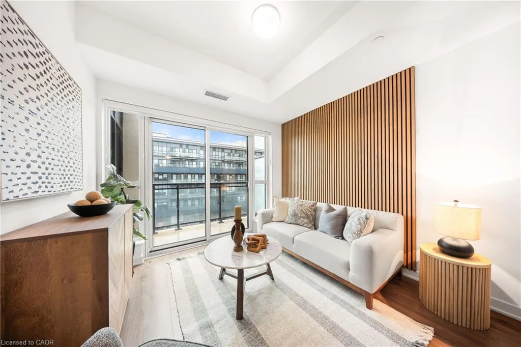 405 Dundas Street W, #813
