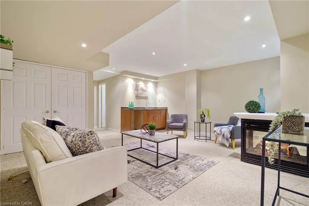 43 Fairwood Place W