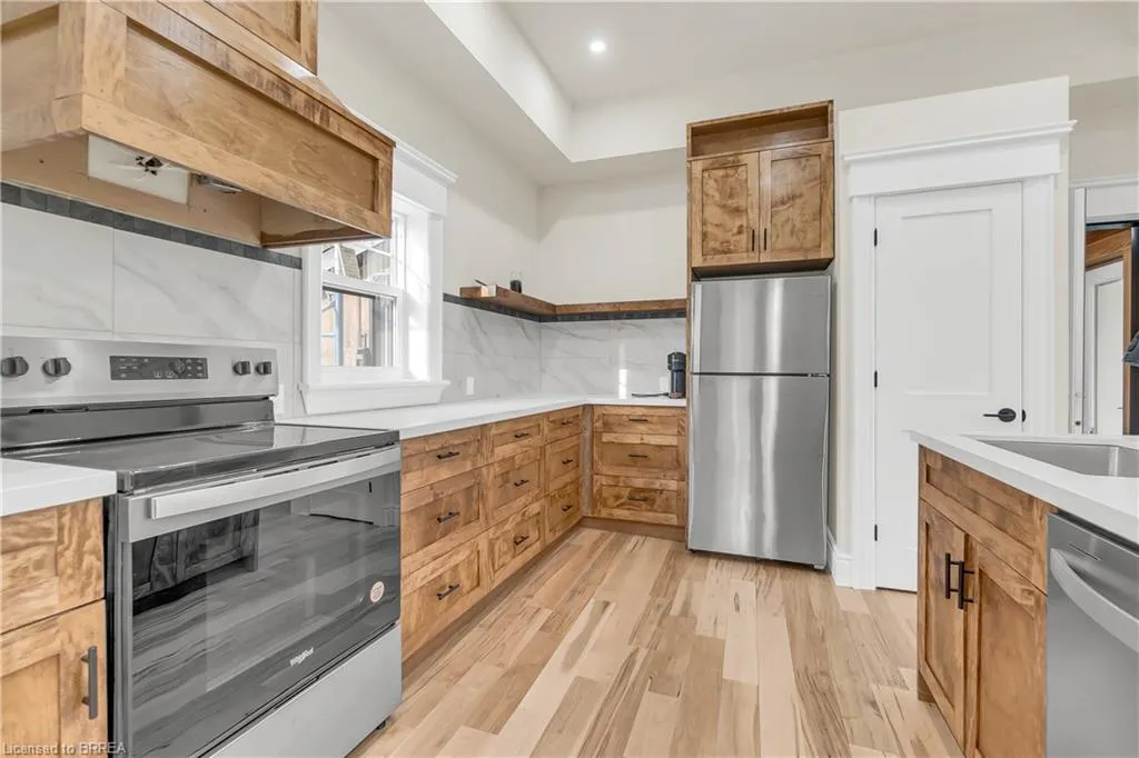 16 Hillcrest Street W