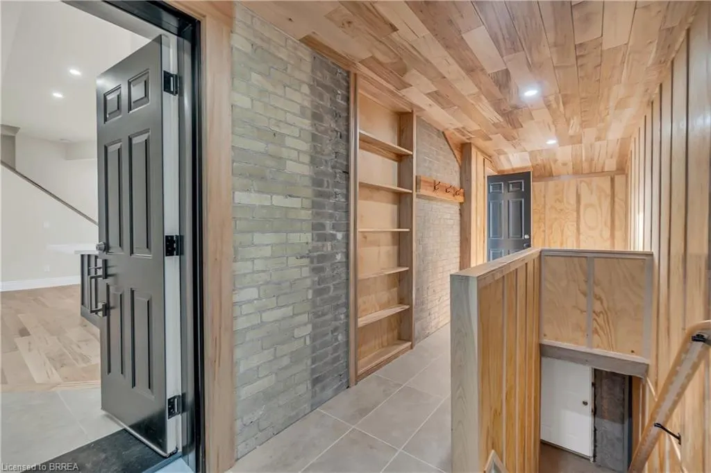 16 Hillcrest Street W