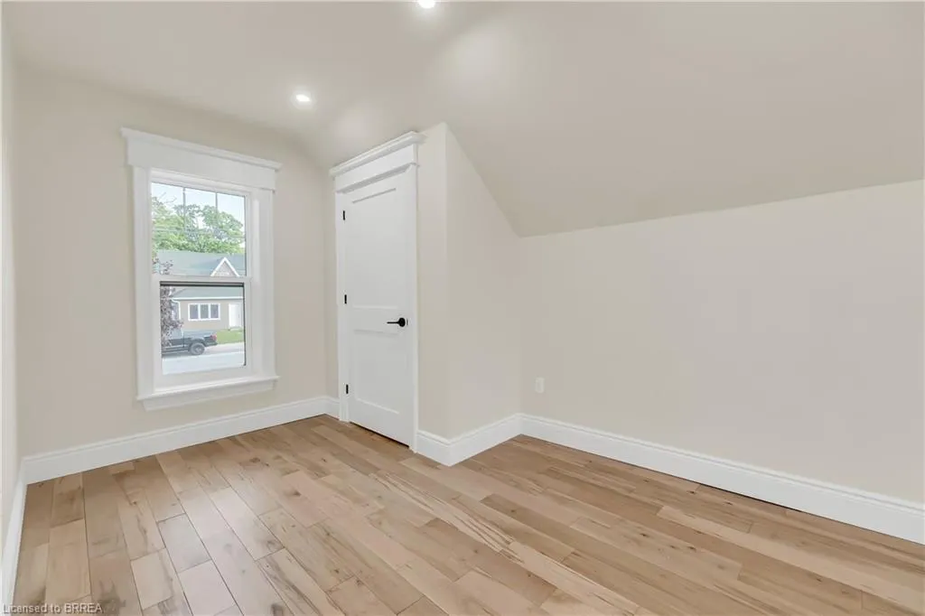 16 Hillcrest Street W