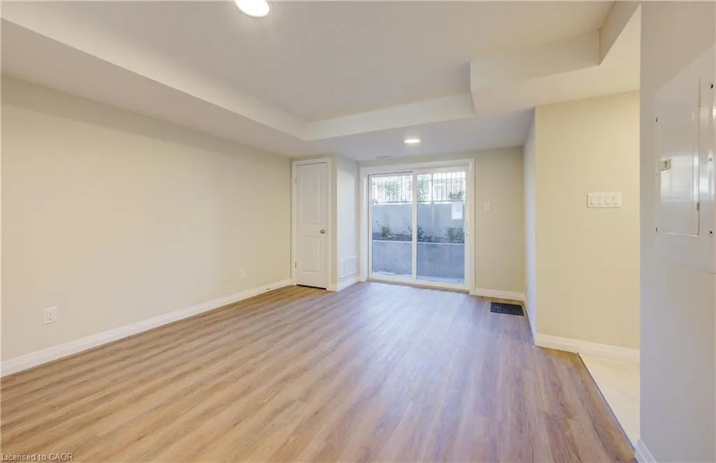 410 Northfield Drive W, #D8