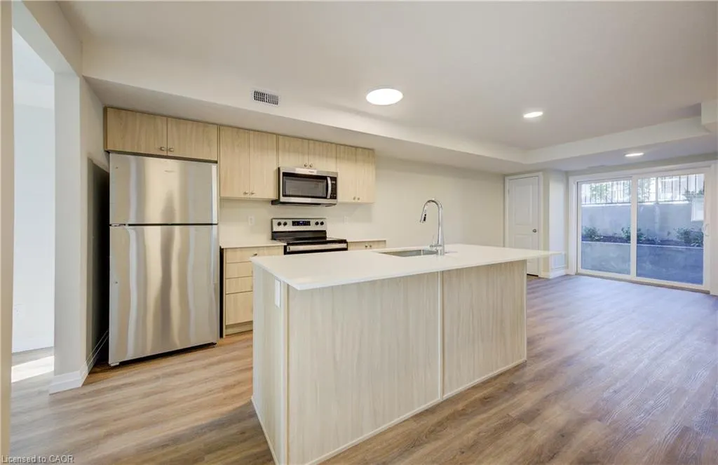410 Northfield Drive W, #D8