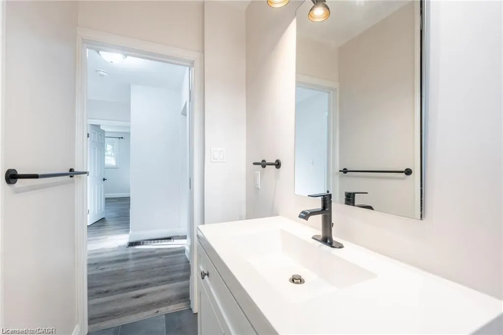 92 South Bend Road W, #Upper