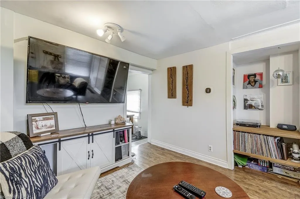 201 Barton Street W