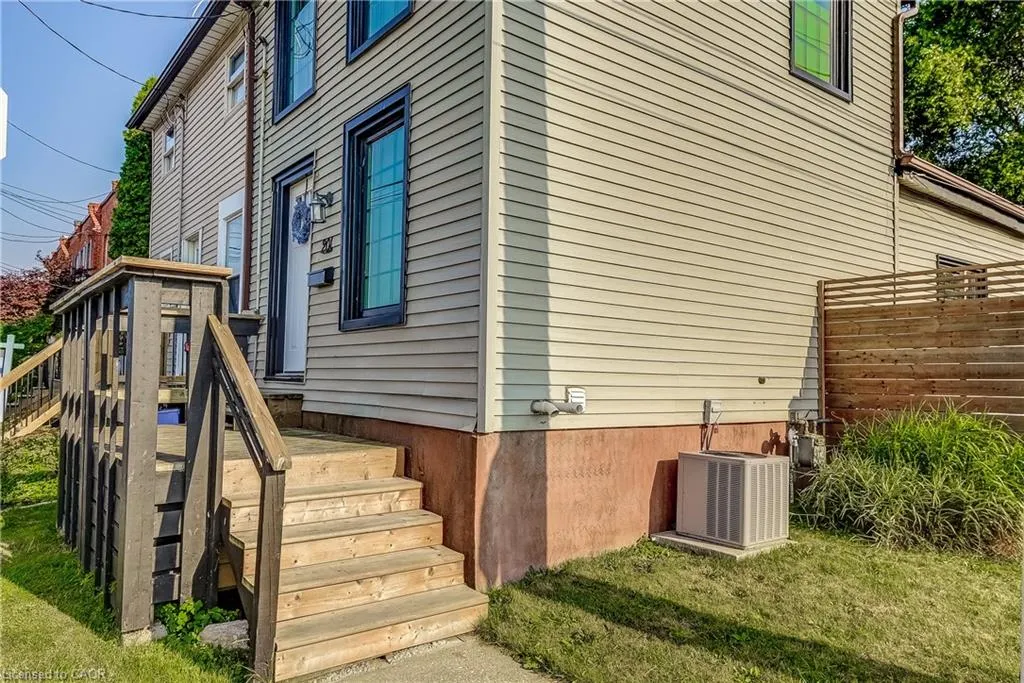 201 Barton Street W
