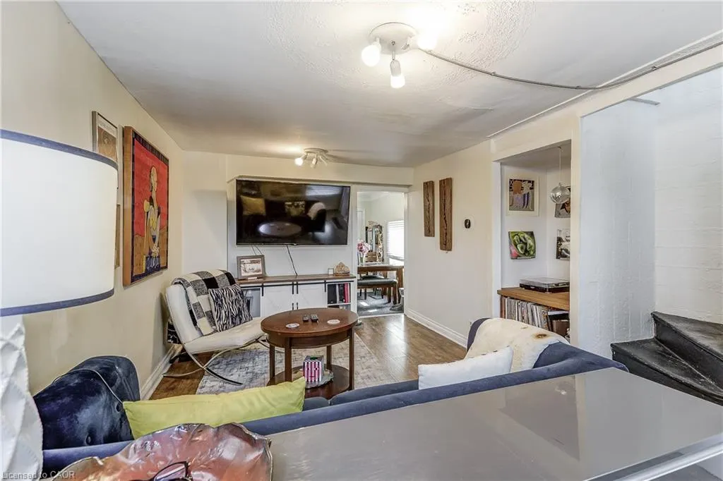 201 Barton Street W