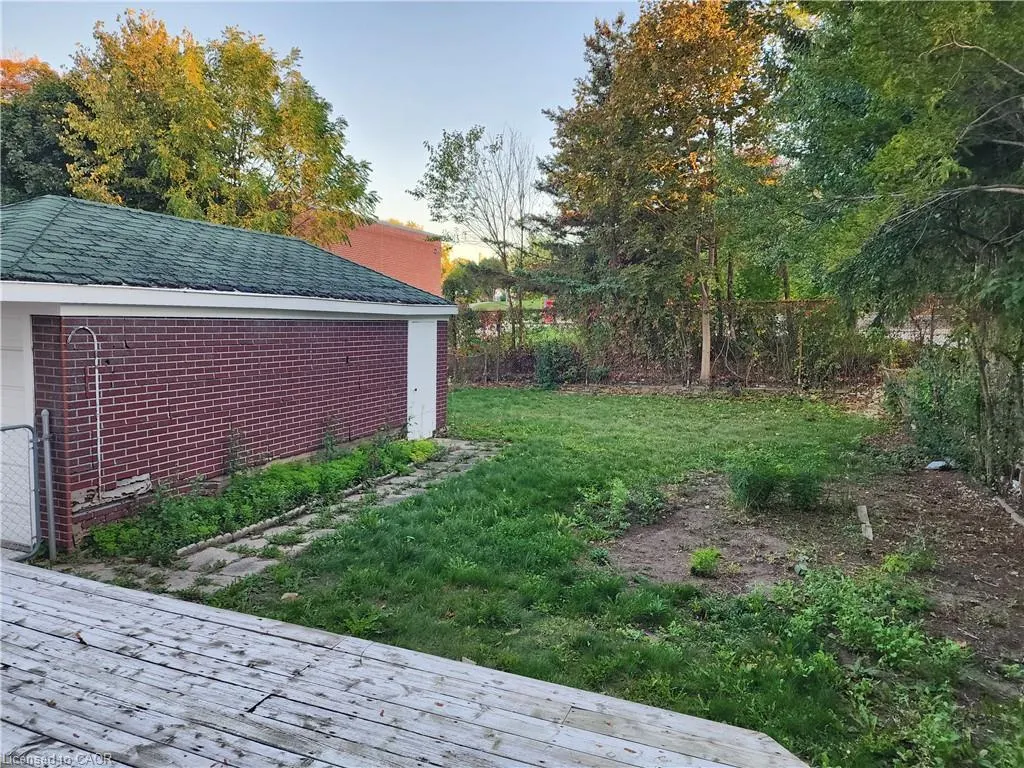 185 Highland Road W