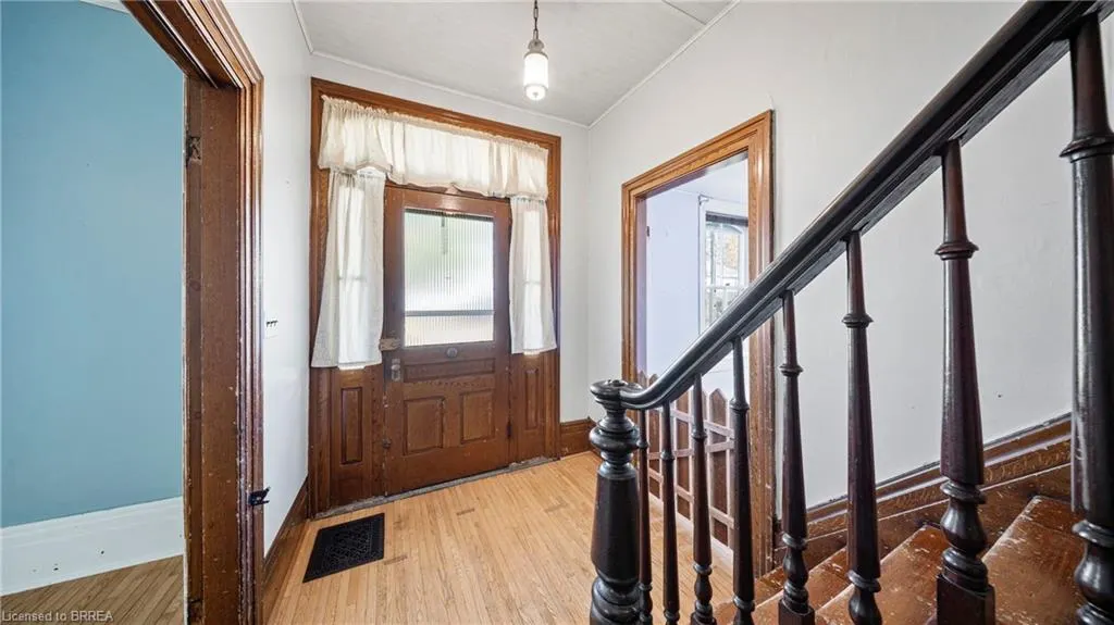 24 Elgin Street E