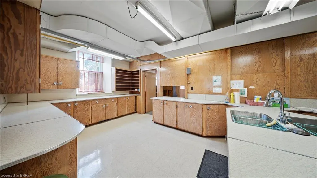 24 Elgin Street E