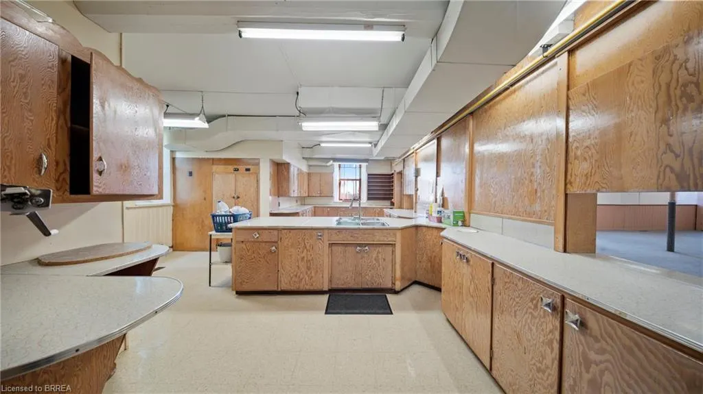 24 Elgin Street E