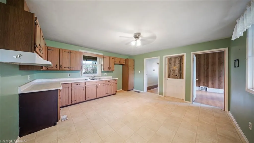 24 Elgin Street E