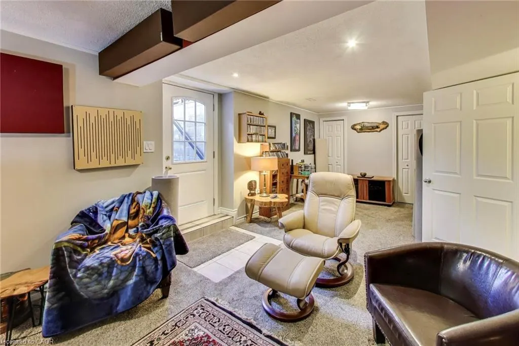12 Kingsview Drive