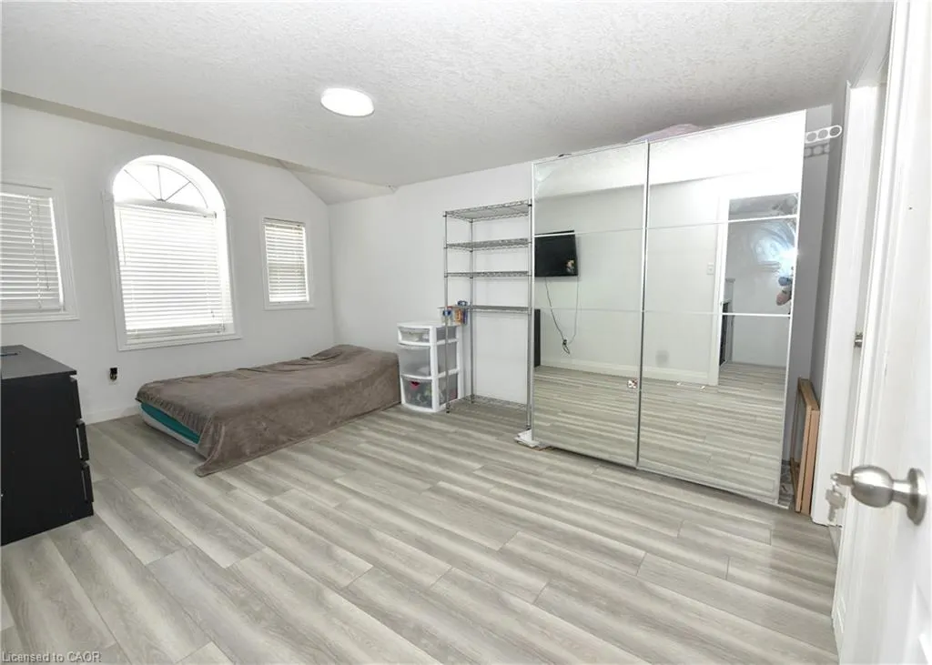 260 Bridlewreath Street