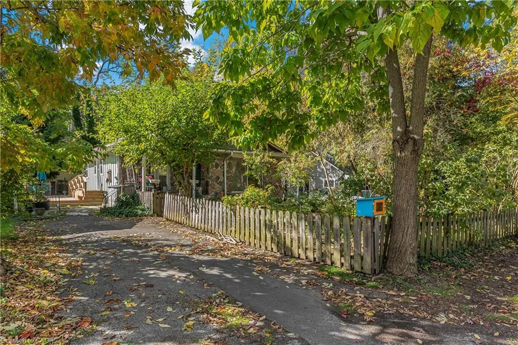 16 Wyckliffe Avenue